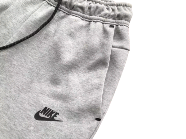 Pantalón Corto Nike Tech Fleece Gris